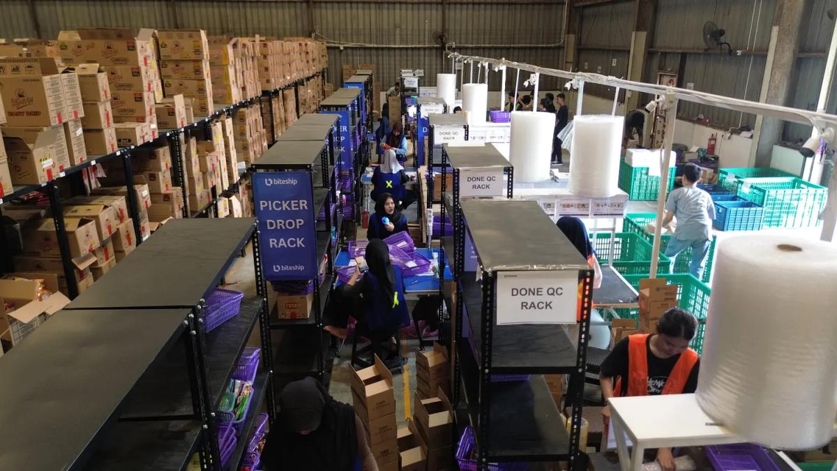 Pick, QC, and packing area at a Biteship fulfillment warehouse