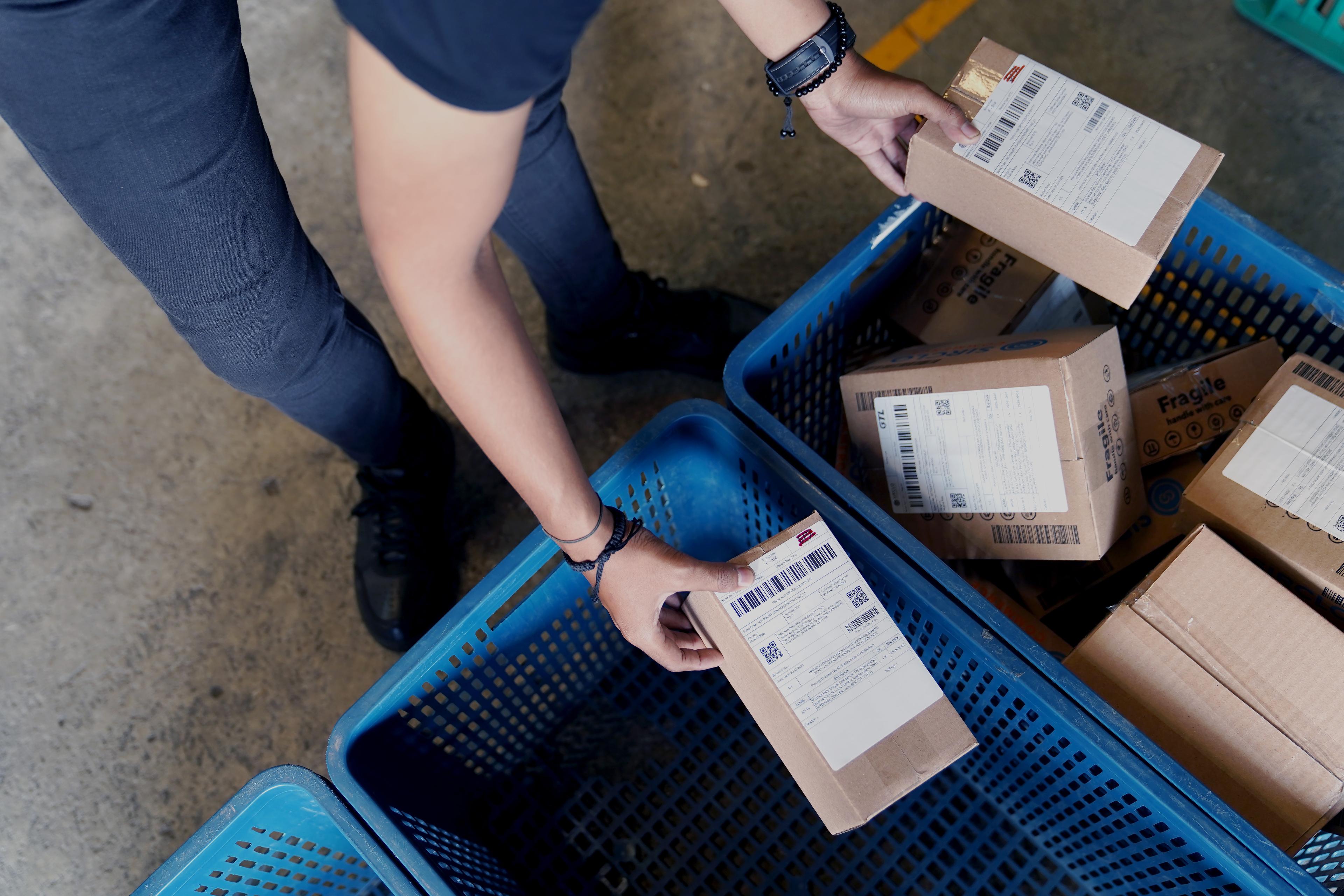Proses sortasi paket retur di gudang Biteship