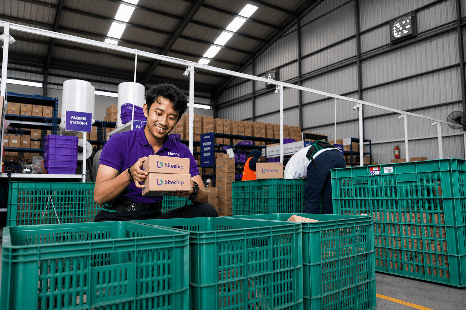 Tim Biteship menyiapkan paket apparel berbrand di gudang fulfillment